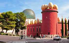 Das Teatre-Museu in Figueres zeigt Werke eines der berühmtesten Söhne der Costa Brava: Salvador Dalí - Foto: engineervoshkin / istockphoto.com